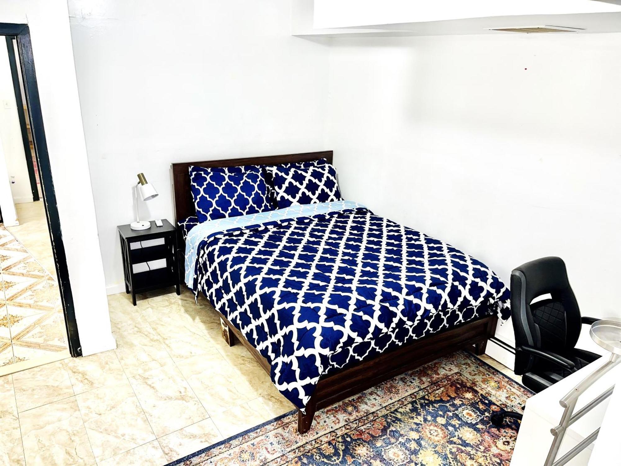 Very Private, Next To Manhattan 2 Bedroom Apt With Backyard Appartamento *